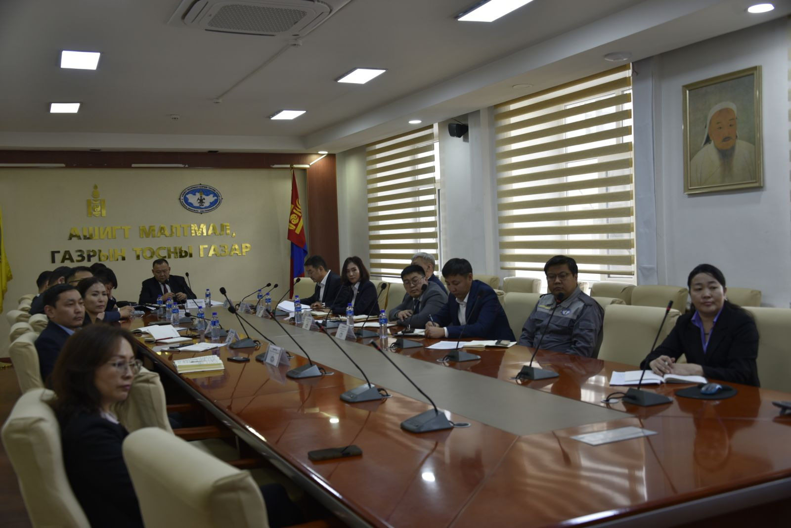 АҮЭБ-ийн дэд сайд Б.Энхтүвшин Ашигт малтмал, газрын тосны газрын үйл ажиллагаатай танилцаж, чиг үүрэг өглөө